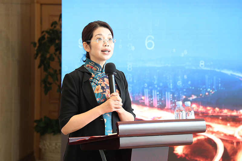 1722409136336946KiWZ.jpg “老交通”智庫執行副主任、交通運輸部離退休干部局局長張曉冰主持“老交通”智庫成立大會與揭牌儀式.jpg